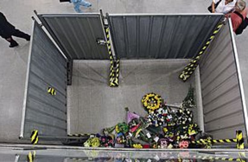Floral Tribute London 311 (photo credit: Associated Press)