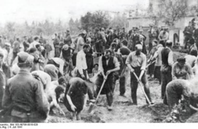 Jews digging graves 311 (photo credit: German Federal Archive)