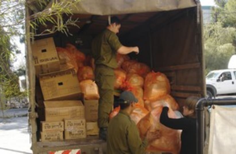 IDF handing out packages  (photo credit: Courtesy)