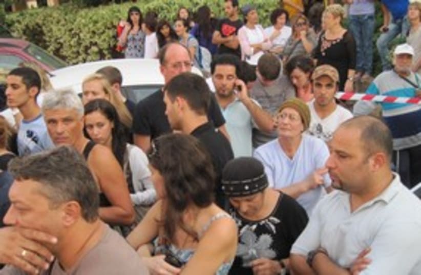 311_raanana kids murder scene crowd (photo credit: Alon Hakmon / Israel Post)