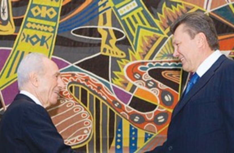 Peres and Ukraine’s President Viktor Yanuko 311 (photo credit: C)