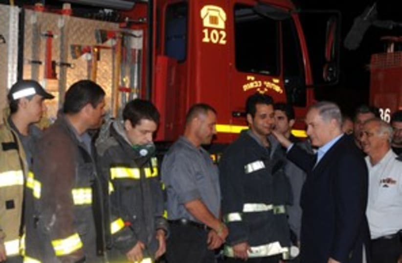 311_Netanyahu with firefighters (photo credit: GPO)