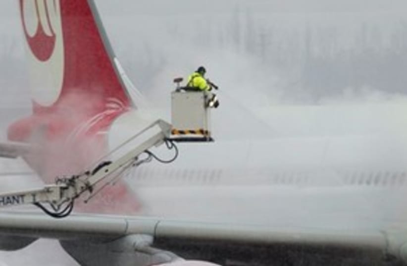 Snow covered plane in Germany 311 (photo credit: AP Photo/Gero Breloer)