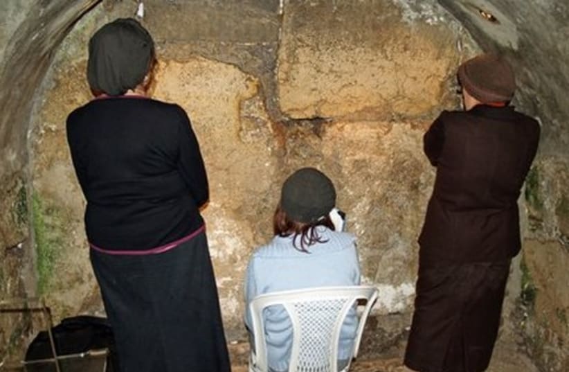 religious women praying 521 AP (photo credit: AP)