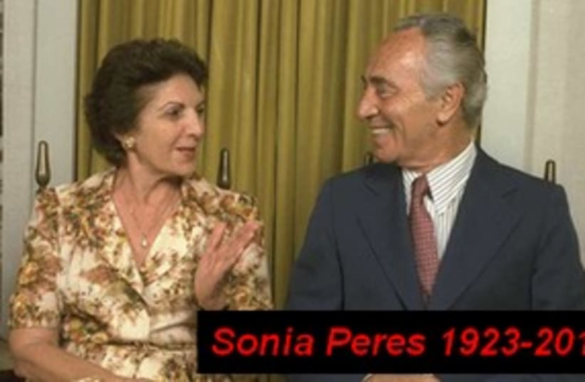 Sonia and Shimon Peres with dates 311 (photo credit: The Jerusalem Post archives)