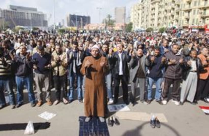 Egyptians praying 311 (photo credit: AP)