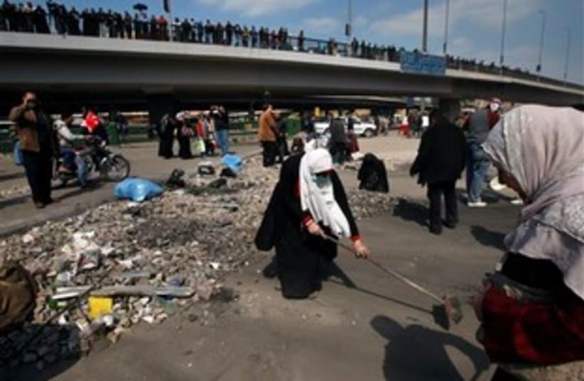 Egyptian protesters clean up 311 (photo credit: AP Photo/Khalil Hamra)