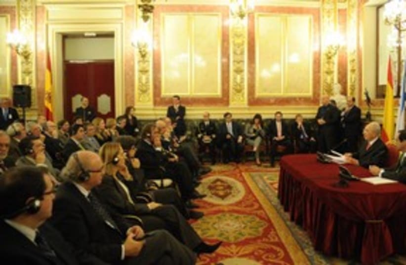 Peres talking at Madrid Congress (photo credit: Amos Ben-Gershom/GPO)