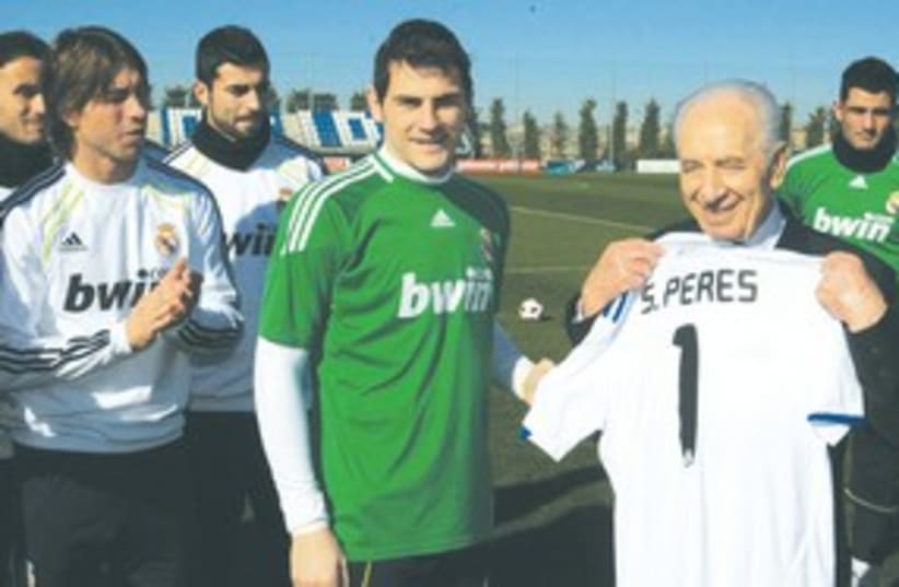 Peres with Real Madrid 311 (photo credit: Amos Ben Gersom/GPO.)