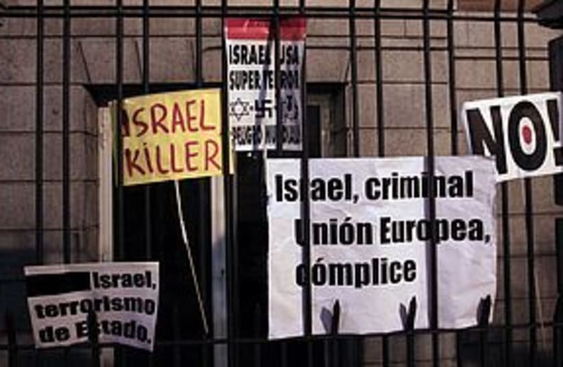 anti israel signs REUTERS 311 (photo credit: REUTERS)