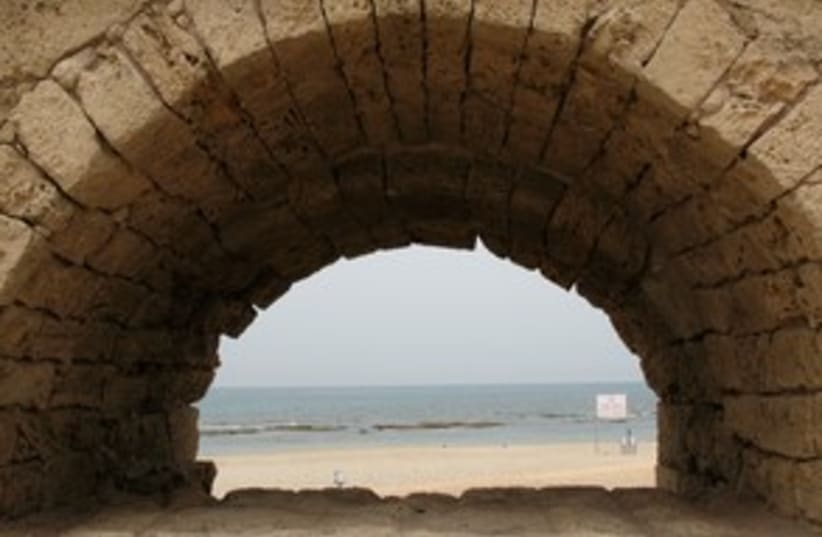 Caesarea arch 311 (photo credit: WAYNE STILES)