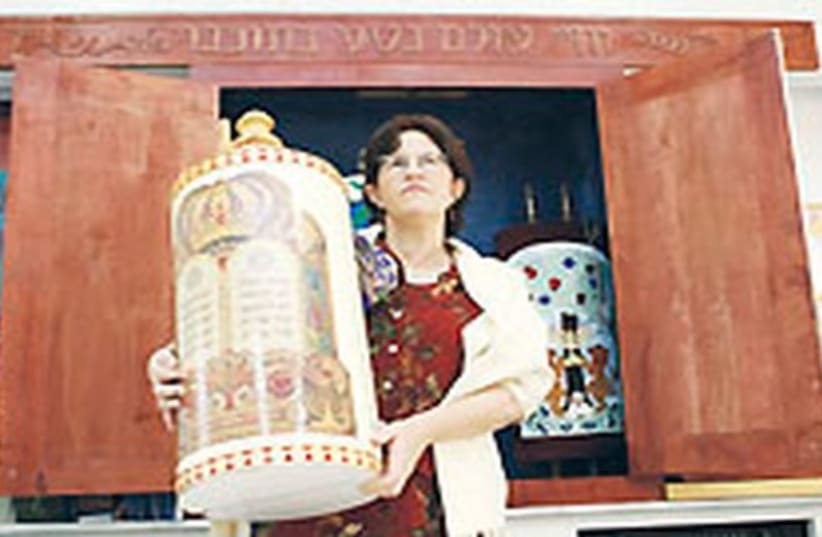Woman with Torah 521 (photo credit: Ariel Jerozolimski)