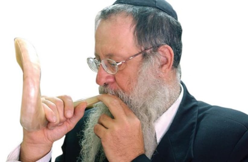 Rabbi blowing shofar 520 (photo credit: Ariel Jerozolimski)