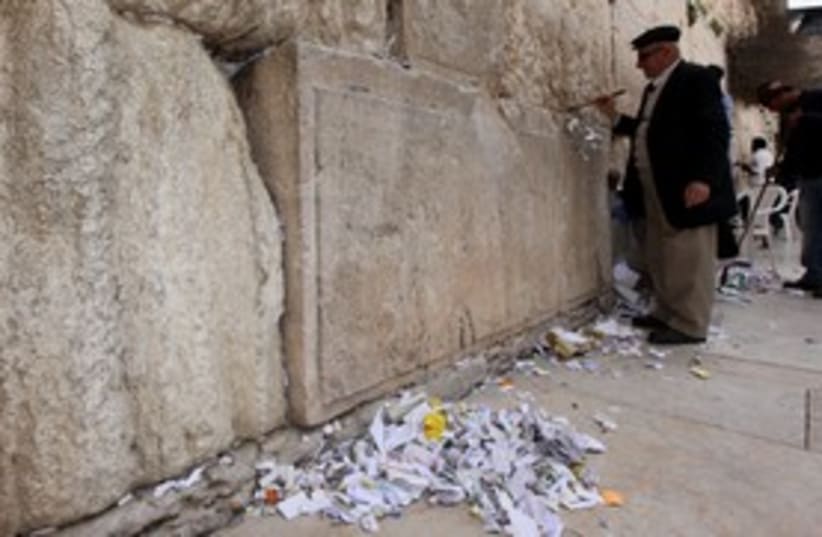 Cleaning notes at Kotel 311 (photo credit: Marc Israel Sellem)