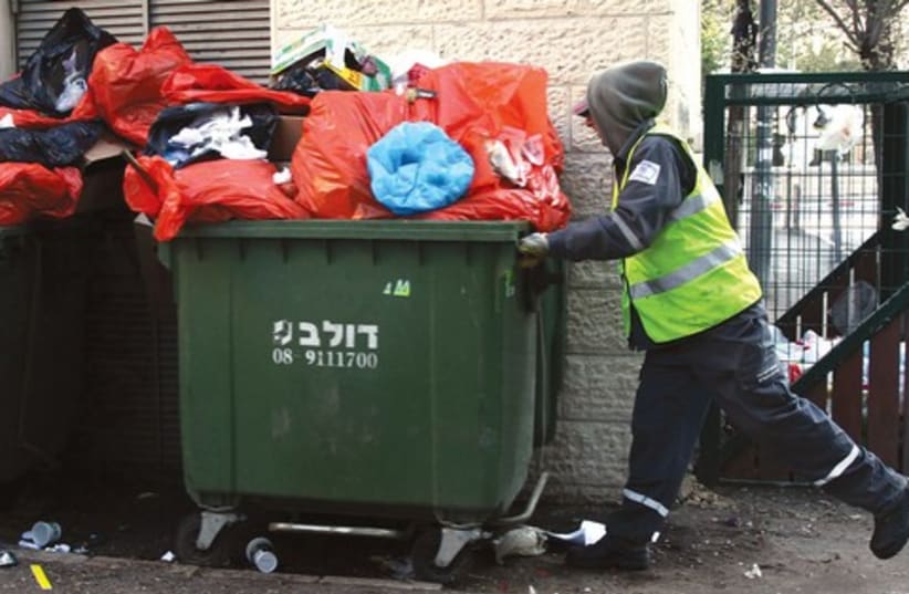 Garbage men 521 (photo credit: Marc Israel Sellem)