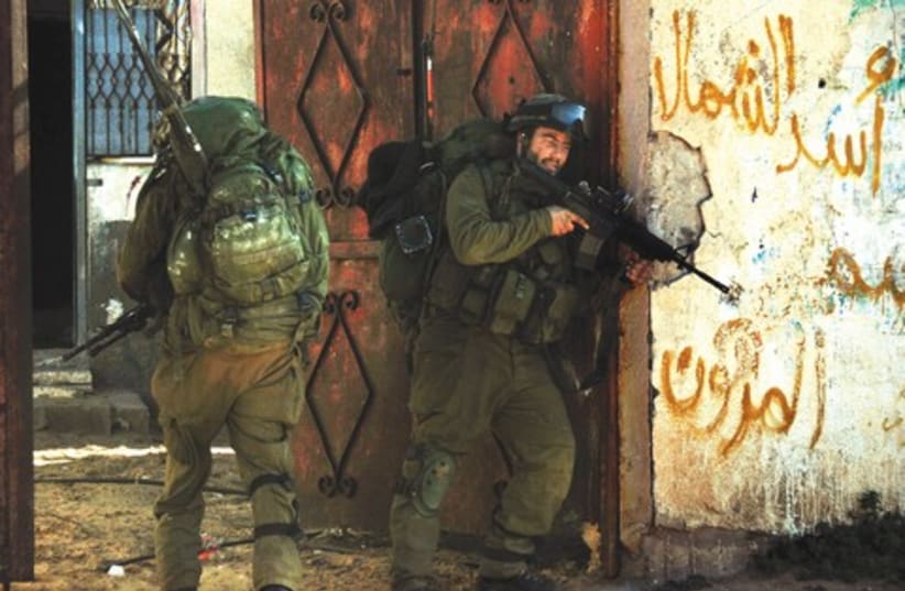 IDF soldiers in Gaza Strip, Cast Lead 521 (R) (photo credit: DORON KEREN / IDF / REUTERS)