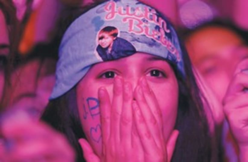 Justin Bieber fan at concert pink 311 (R) (photo credit: Reuters)