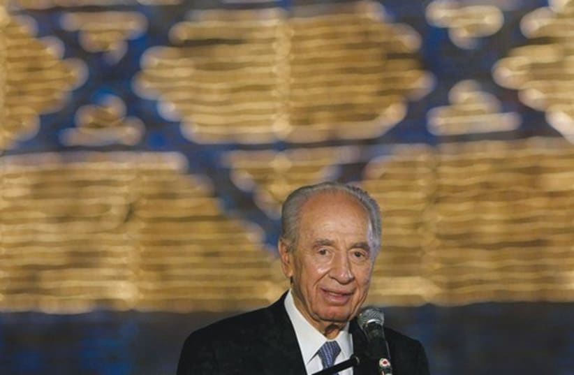 Peres with flag 521 (do not publish again) (photo credit: Flash 90)