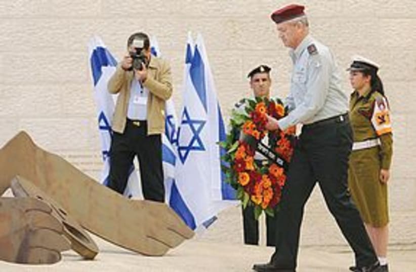 Benny Gantz lays wreath at Yad Vashem 311 (photo credit: IDF )