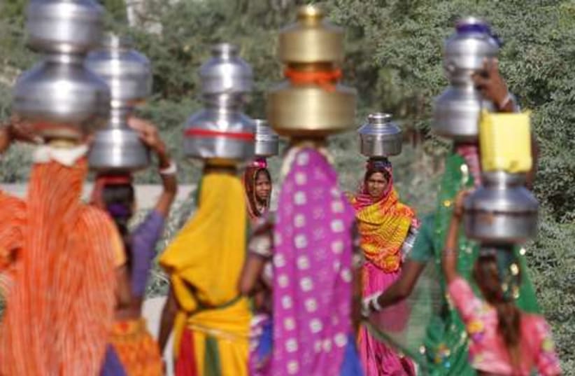 Indian women carrying water 521 (photo credit: REUTERS/Amit Dave)