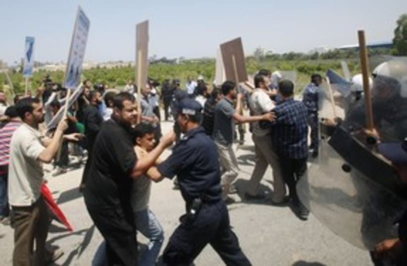 Hamas policemen Palestinian Gaza protes_311 (photo credit: Reuters)