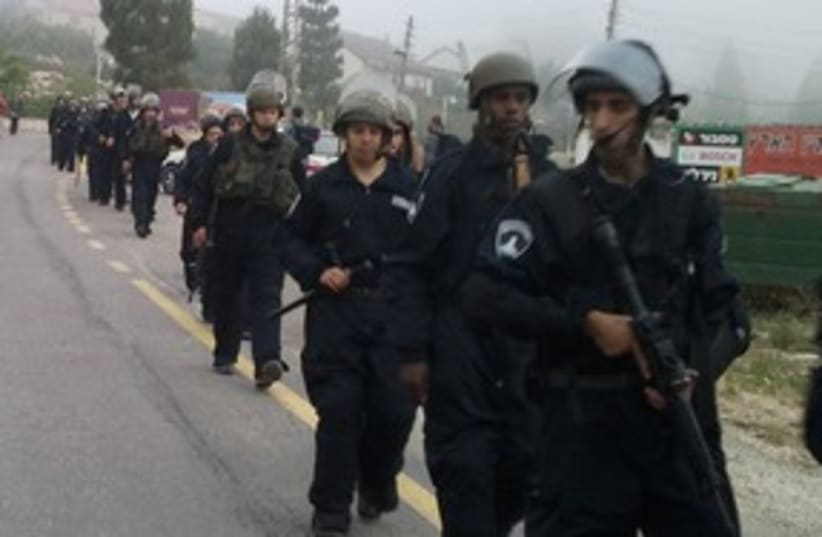 Police entering Yitzhar settlement 311 (photo credit: Hakol Hayehudi)