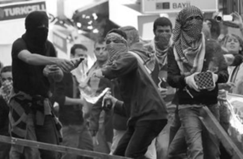 Kurdish demonstrators in Istanbul (photo credit: REUTERS)