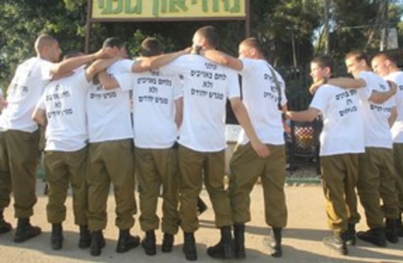 Golani soldiers wearing settlement shirts 311 (photo credit: Courtesy: Miri Tzahi, Council of Shomron Settlers)