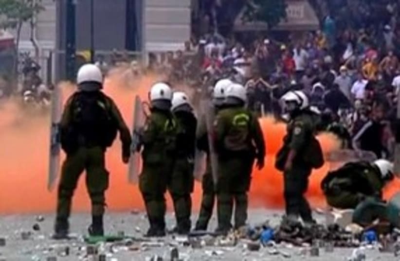 Greek riots 311 R (photo credit: REUTERS)