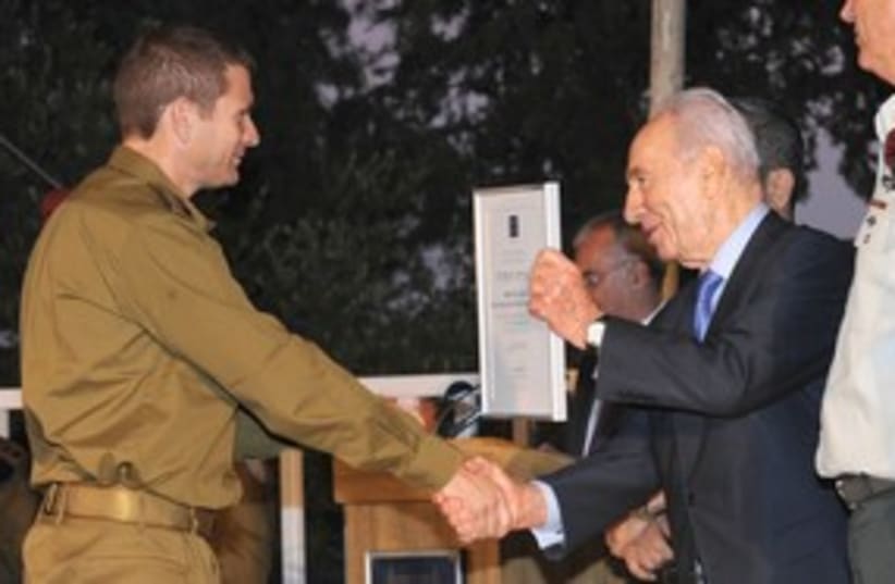 Shimon Peres and reservists_311 (photo credit: GPO)