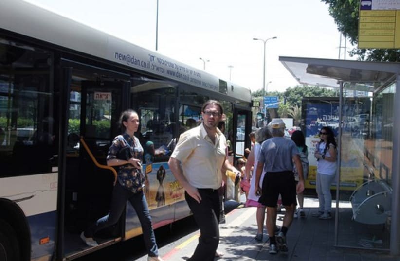 Tel Aviv bus 521 (photo credit: Marc Israel Sellem)