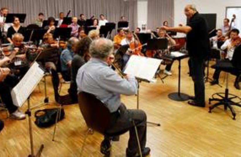 Roberto Paternostro conducts Israel Chamber Orchestra 311 R (photo credit: REUTERS/Michael Dalder)