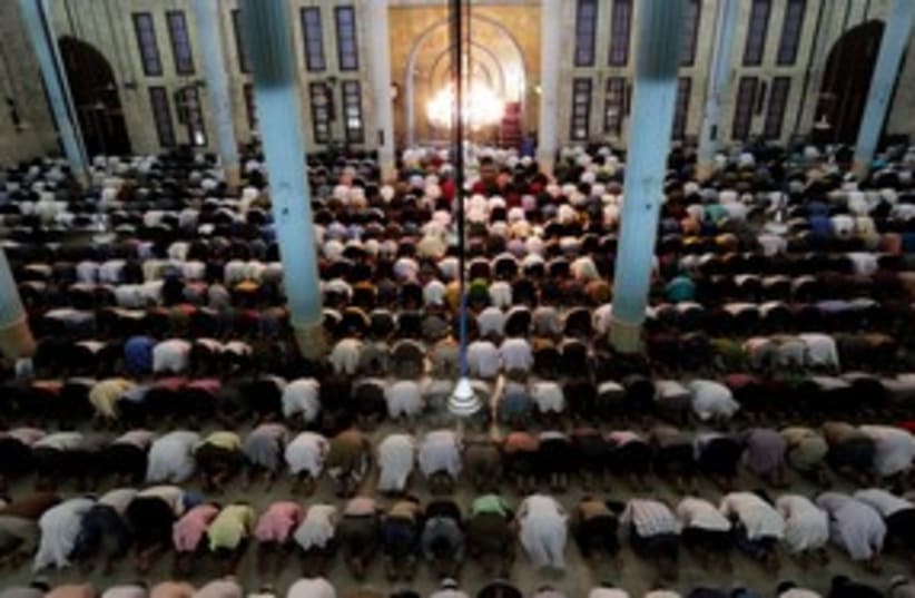 Muslims pray in mosque 311 (R) (photo credit: REUTERS/Andrew Biraj)