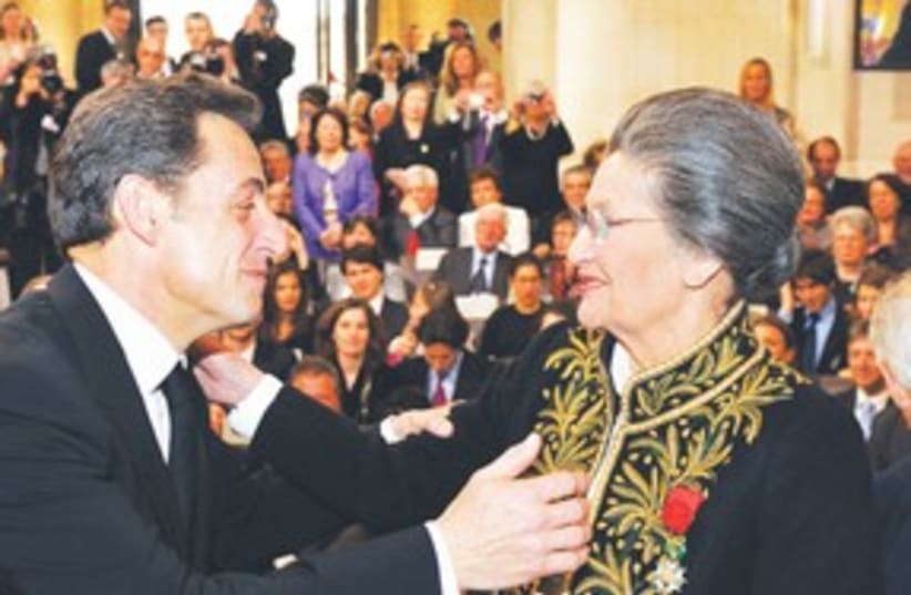 Sarkozy greets Simone Veil (photo credit: REUTERS)