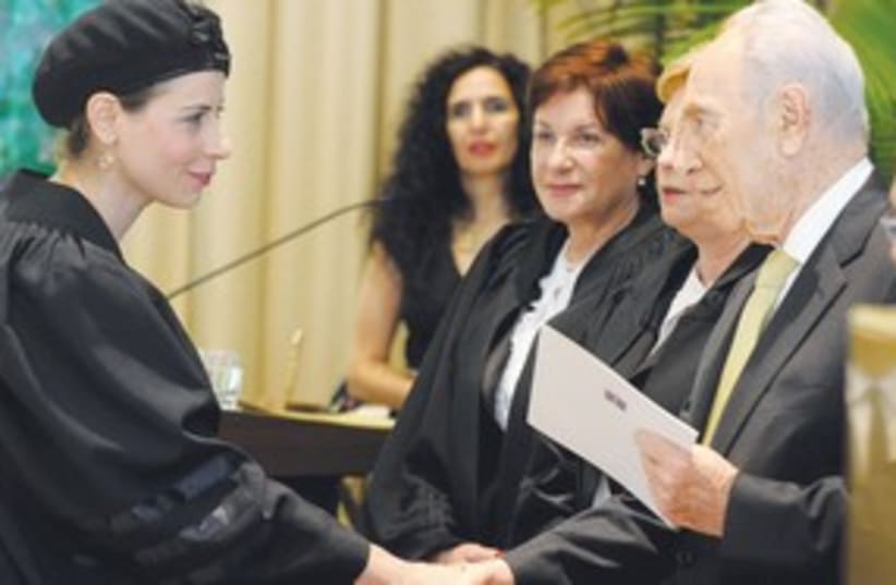 Shimon Peres congratulates311 (photo credit: Moshe Milner/GPO)