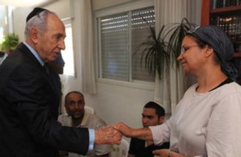 President Peres visiting family of Moshe Naftali 311 (photo credit: Mark Neiman / GPO)