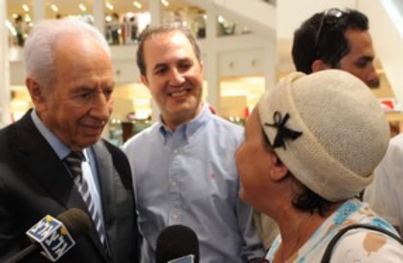 President Shimon Peres visiting Ashdod 311 (photo credit: Marc Neiman / GPO)