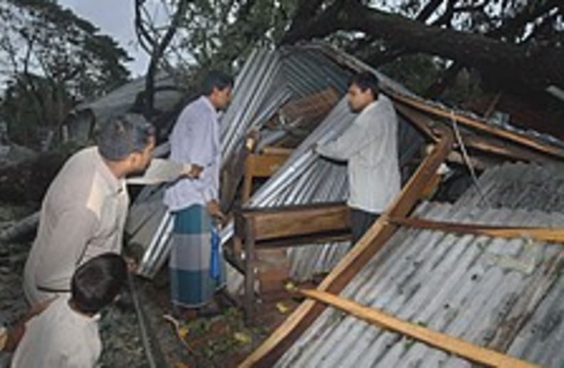 Bangladesh cyclone 224.8 (photo credit: AP)