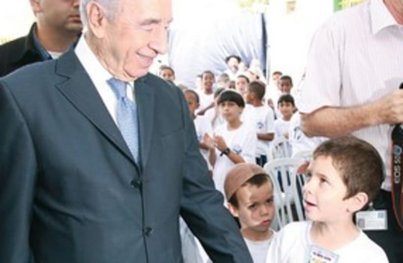 Shimon Peres with first graders (photo credit: Marc Israel Sellem/The Jerusalem Post))