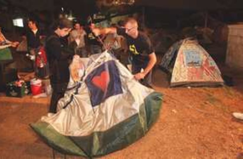 Students pack up tents 311 (photo credit: Marc Israel Sellem)