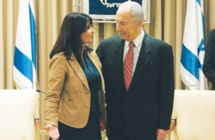 Valerie Hoffman and Shimon Peres 311 (photo credit: Wikimedia)