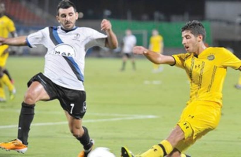 MACCABI TEL AVIV midfielder Dor Micha (right) 311 (photo credit: Courtesy)