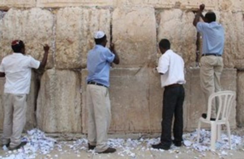Prayers are removed from the Western Wall 311 (photo credit: Courtesy: Western Wall Rabbi)