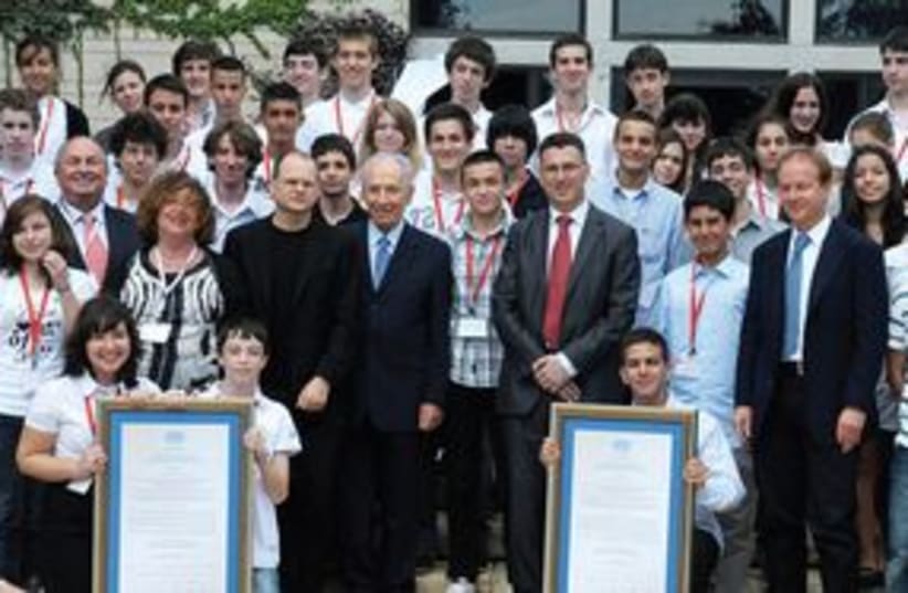 Shimon Peres and Gideon Saar with students 311 (photo credit: Muki Schwartz)