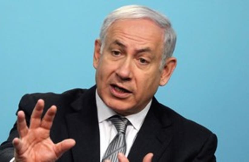 Prime Minister Netanyahu explaining somthing_311 (photo credit: Marc Israel Sellem)