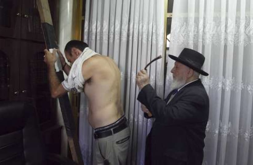 Yom Kippur Malkot ritual 521 (photo credit: REUTERS/Ronen Zvulun)