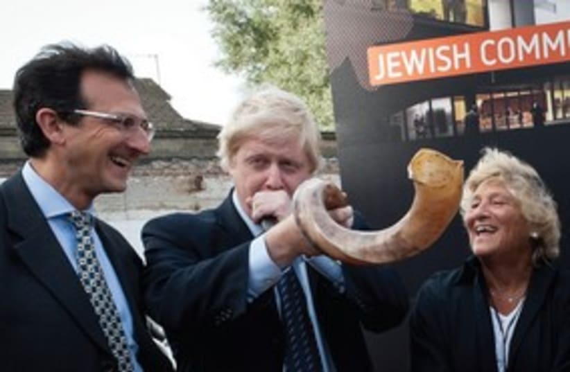 London Mayor Johnson blows the shofar_311 (photo credit: jeremy coleman)