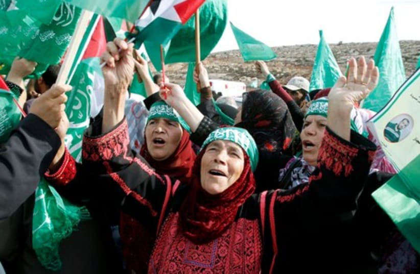 Palestinians await prisoners release R 465 (photo credit: MOHAMAD TOROKMAN/ REUTERS)