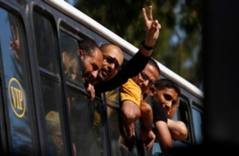 Palestinian prisoners enter Gaza 311 (photo credit: REUTERS)