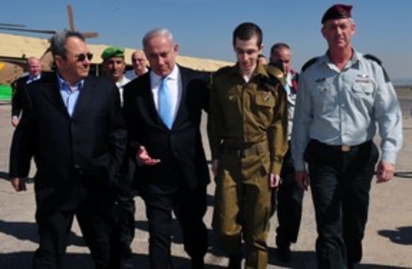 Schalit Netanyahu Barak Gantz 311 (photo credit: Ariel Harmony / Defense Ministry)